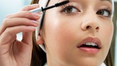 Jak být krásná. Kosmetičky učily deváťačky, jak se líčit s Oriflame. Kluci měli tělocvik