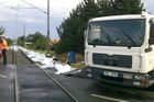 V Brně se srazilo nákladní auto s vlakem, dva lidé zranění