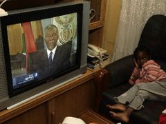 Prezident Thabo Mbeki oznamuje svou rezignaci v projevu k národu, který přenášela živě jihoafrická televize