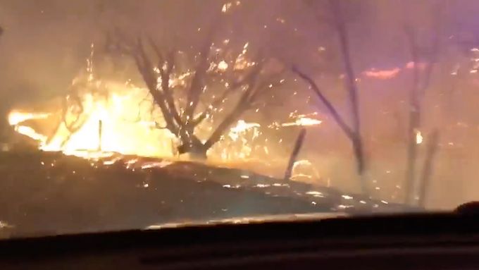 Jízda peklem. Policisté projeli mohutným požárem v Kalifornii