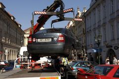 Odtah auta kvůli čištění ulic přijde řidiče draho