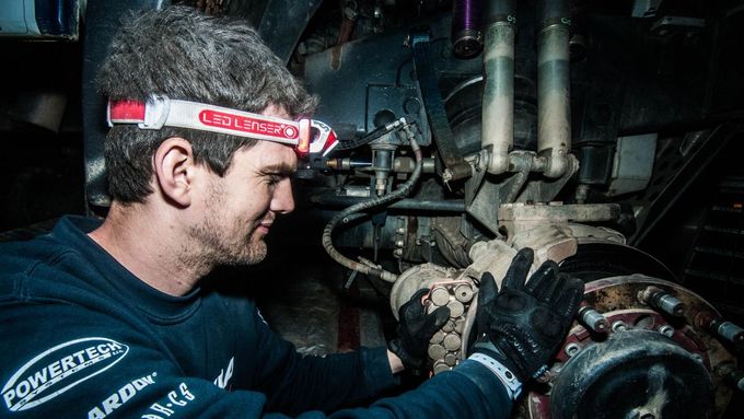 Podívejte se na galerii náročnou práci mechaniků na Rallye Dakar, kteří pečováním o závodní speciály Tatra týmu Buggyra tráví často celou noc.