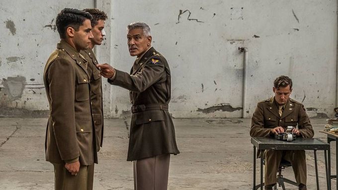 Clooney v seriálu hraje cynického generála Scheisskopfa.