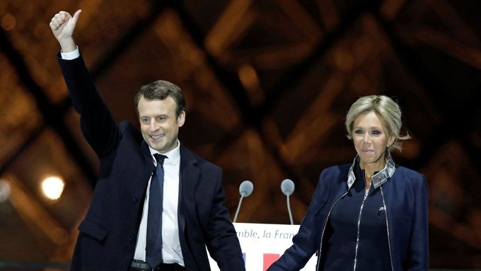 Emmanuel Macron s manželkou Brigitte slaví vítězství ve volbách.