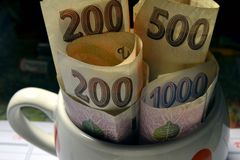 Minimální mzda opět stoupne, vláda ji zvýšila o 700 korun