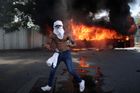 Desítky zraněných ve Venezuele: Guaidó burcuje armádu k pádu režimu, Maduro odolává