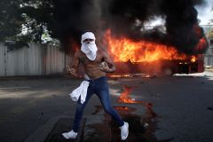 Co se děje ve Venezuele: Vše o pokusu o puč, chaosu a síle Madurova režimu