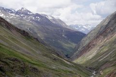 V rakouských Alpách zahynula česká turistka, zřítila se při sestupu z hory