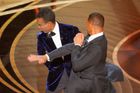 Během předávání filmových cen Oscar dal herec Will Smith moderátorovi večera Chrisu Rockovi facku. Reagoval tak na vtip, který moderátor udělal na účet Smithovy ženy, Jady Pinkett Smithové.