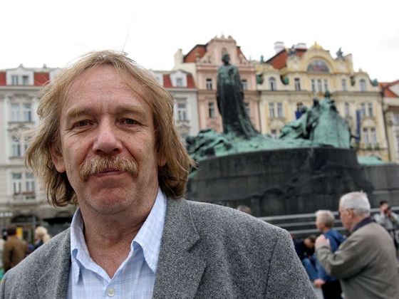 Souvislosti Jaromír Nohavica před památníkem Jana Husa na Staroměstském náměstí v Praze