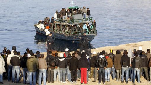 Uprchlíci ze severu Afriky na pobřeží Lampedusy.