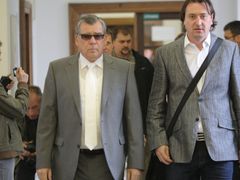 Bártův advokát Oldřich Chudoba a bývalý detektiv ABL Pavel Kosek jdou k soudu.