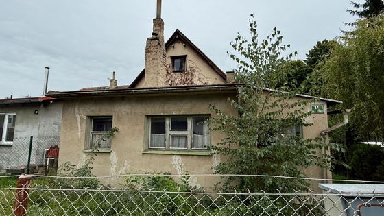 Původní domy jsou označeny zelenými orientačními cedulemi.