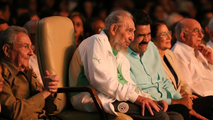 Bývalý vůdce Kuby Fidel Castro slaví devadesátiny. Rozmlouvá při nich s venezuelským prezidentem Nicolasem Madurem (vpravo), vlevo je jeho bratr a nástupce Raúl Castro.