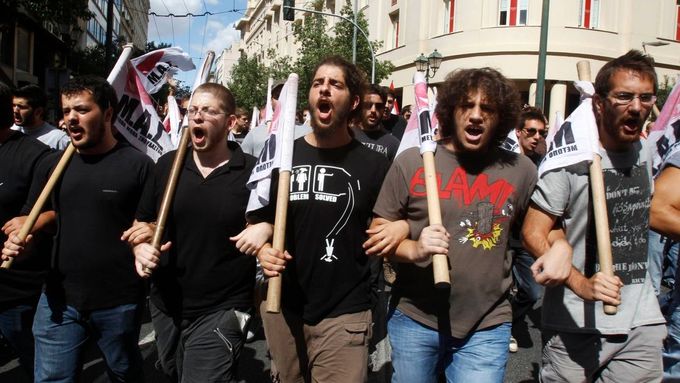 Mladí příslušníci řecké komunistické strany kráčejí k parlamentu