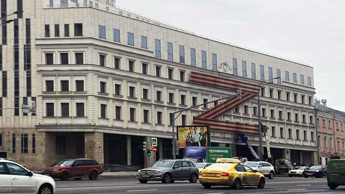 Divadlo Olega Tabakova v Moskvě na fasádu umístilo obří Z, symbol vyjadřující podporu ruské invazi na Ukrajinu.