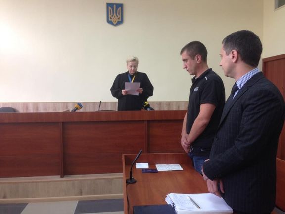 Dmytro Rossošanskij u soudu (uprostřed).