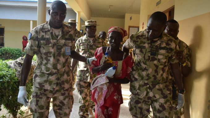 Podobně radikálové unesli i studentky ze školy v Chiboku. Na snímku je první dívka, kterou vojáci osvobodili.