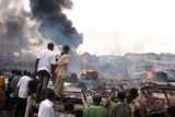Davy lidí přihlížely, jak ohnivé divadlo postupně dohořívá. To bylo poté, kdy v Nigérii vybuchl ropovod.