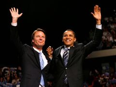 Obama získává podporu významných politiků z řad demokratů, například Johna Edwardse