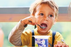 Méně cukru, ale jak? Jogurty a krémy pro děti mají kvůli EU změnit recepturu, výrobci mají obavy