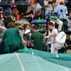 Britský tenista Andy Murray během přerušení utkání se Švýcarem Rogerem Federerem ve finále Wimbledonu 2012.