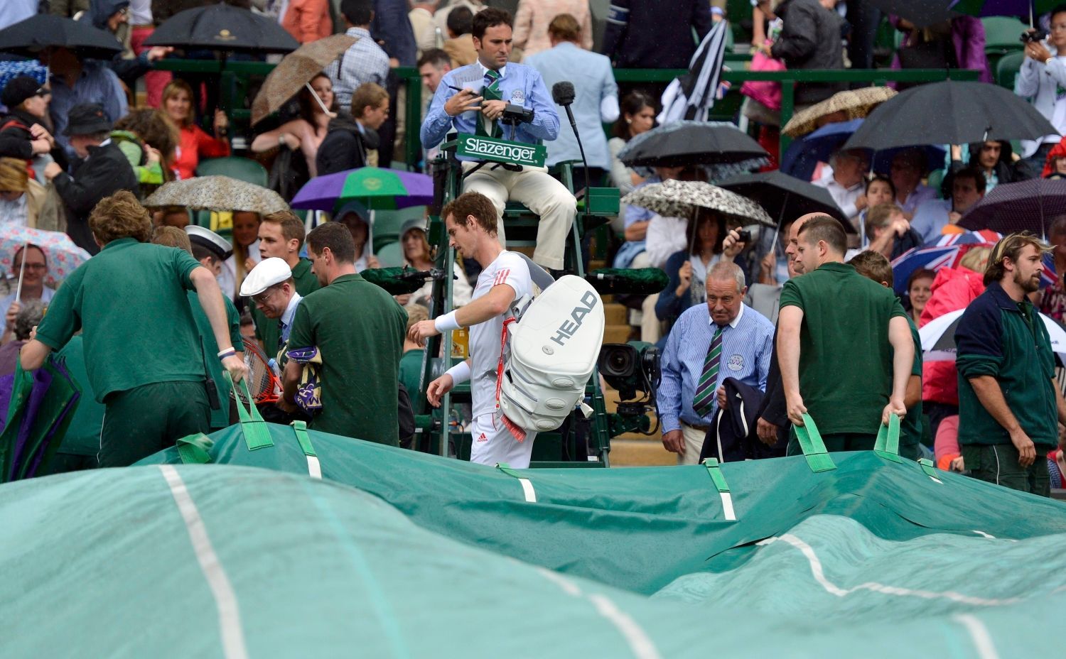 Britský tenista Andy Murray během přerušení utkání se Švýcarem Rogerem Federerem ve finále Wimbledonu 2012.