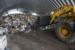 Válka recyklátorů elektroodpadu má svá rukojmí. Zbavit se Samsungu může být problém