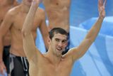 Americká štafeta v čele s Michaelem Phelpsem.
