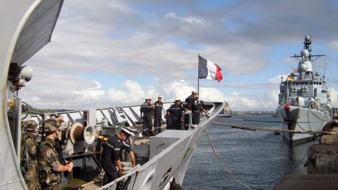 Francouzská loď Nivose, součást patroly NATO v oblasti, přiváží do keňské Mombasy jedenáct zadržených pirátů