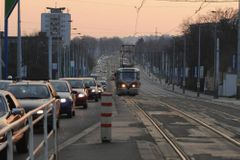 Opravy na Strossmayerově náměstí komplikují dopravu