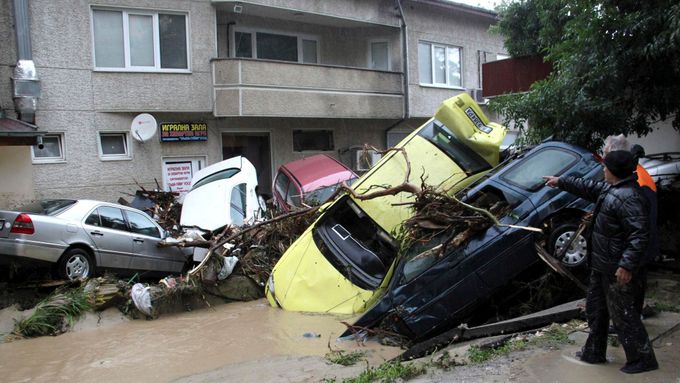 Jedna z mnoha zaplavených ulic ve Varně.