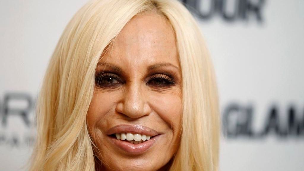 Donatella Versace je jednou z nejdůležitějších osobností módního průmyslu. Plastickým operacím propadla již před dvaceti lety, ona sama však žádný zásah do svého obličeje nikdy nepotvrdila. Spekuluje se ale o masivních dávkách botoxu a kolagenu do obličeje.