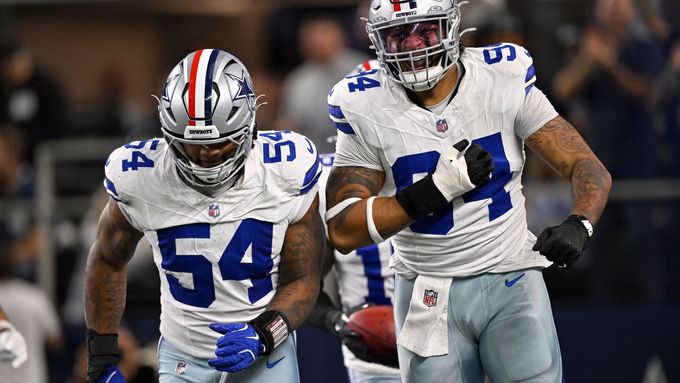 Dallas Cowboys (Marshawn Kneeland vpravo)