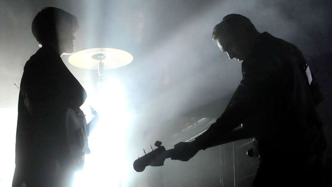 Romy Madley Croftová a Oliver Sim při vystoupení The xx na festivalu Colours of Ostrava, červenec 2013.
