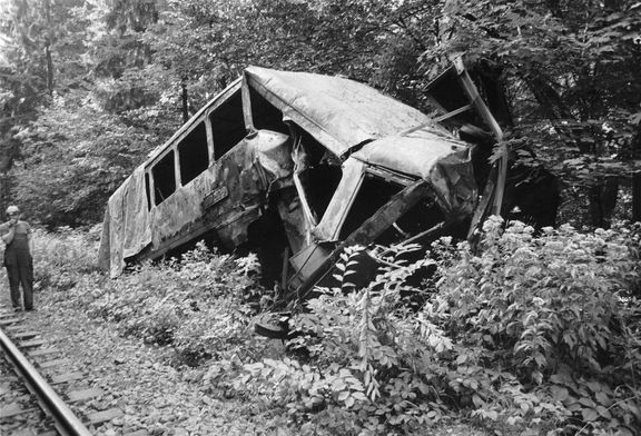 Lokomotiva nákladního vlaku smetla čelní motorový vůz a zatlačila ho zpět na most.