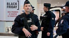 Francouzská policie hlídkuje před obchodním centrem v Nice.mercial center in Nice, the day after a series of deadly attacks in the French capital