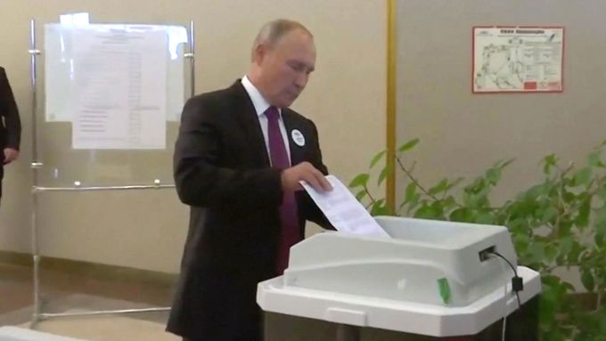 Ruský prezident řešil při volbách technický problém. Hlasovací přístroj odmítal jeho hlas