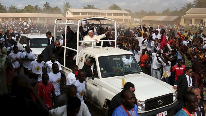 Papež František v převážně muslimské čtvrti v metropoli Bangui.