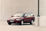 Volvo V70 (2005), 120 tisíc korun - Pro rodinu, které se nechce utrácet za auto, ale ráda by se cítila bezpečně, jde o dobrou volbou. Výběr je v Česku široký a ceny víc než příznivé. K dostání jsou i pětiválcové diesely pro náročné.