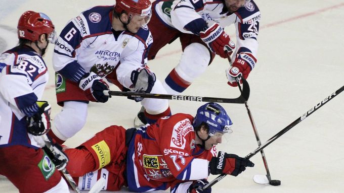 Petr Průcha v souboji s ruskou obranou v zápase Česko - Rusko (2:1) v Brně v rámci Euro Hockey Tour