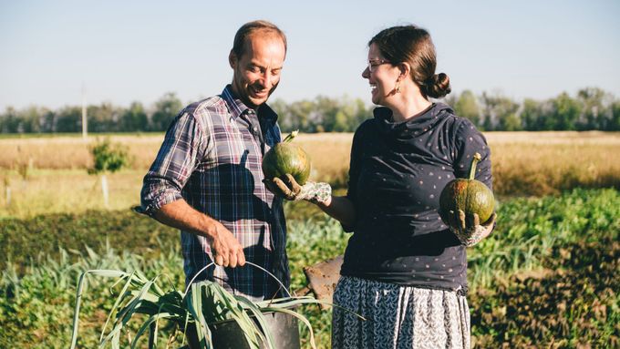 Eva a Libor Kožnarovi s vlastnoručně vypěstovanou zeleninou.