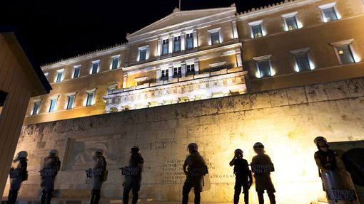 Policisté stojí před řeckým parlamentem.