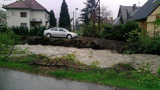 Rožnov pod Radhoštěm, pondělí 17. května 2010, ráno. Pasecký potok v noci podemlel cestu na ulici Polanského a voda se vylila taky v části u polikliniky. Uzavřená byla také cesta podél Bečvy směrem na Bučiska.