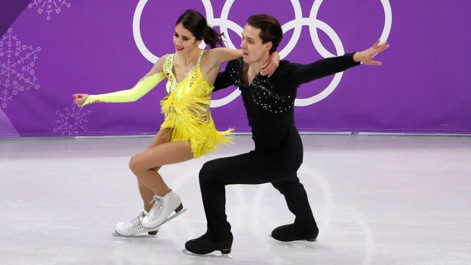 Taneční pár Courtney Mansourová a Michal Češka při krátkém tanci na OH v Pchjongčchangu