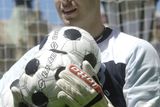 Únor 2004 - Podepsal pětiletou smlouvu s Chelsea platnou od 1. července téhož roku, jeho dosavadní klub Stade Rennes za něj dostal okolo sedmi milionů liber (zhruba 420 milionů korun), čímž se Čech stal třetím nejdražším českým hráčem po Nedvědovi a Rosickém.
