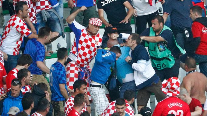 Chorvatští fanoušci se po incidentu s pyrotechnikou poprali mezi sebou.