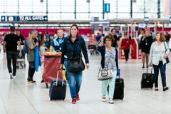 Pražské letiště vymění rentgeny, skončí omezení přepravy tekutin do Schengenu