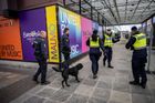 Policie hlídkuje před Malmö Arenou během probíhajících bezpečnostních prací před soutěží Eurovize.