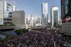 Policie protesty nezpacifikovala, Hongkong dál bouří